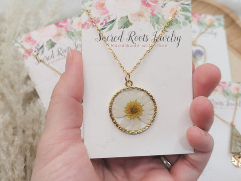 Dainty Daisy Necklace